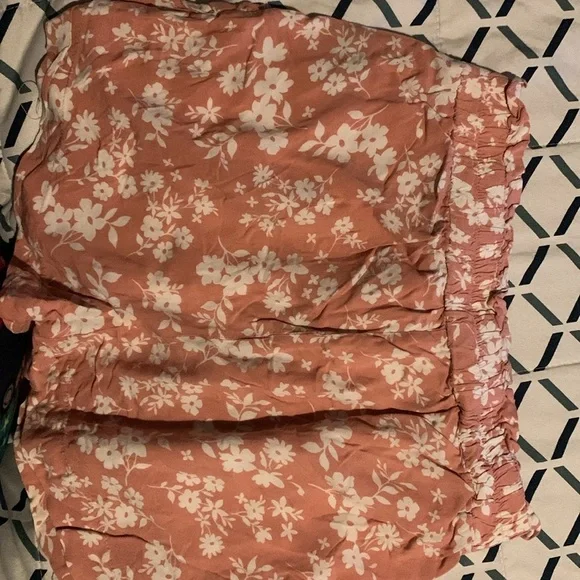 Pink floral stretchy waist with tie belt floral medium shorts with pockets - Picture 5 of 8